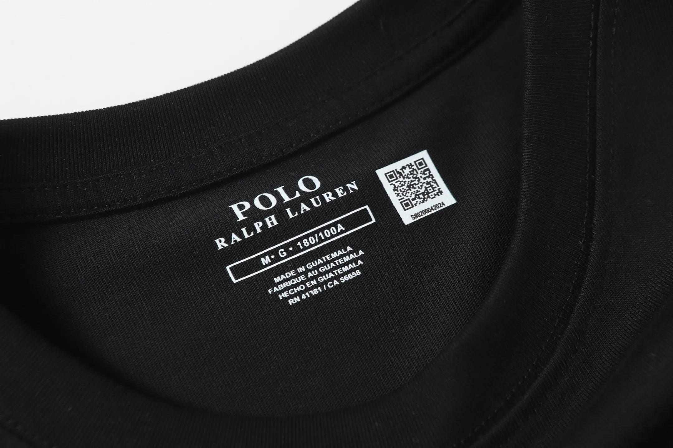 P130 Style number: 652 Brand reputation: Ralph Lauren is an internationally renowned high-end fashion brand, representing quality, style and status. Wearing its short sleeves can highlight consumers' taste and identity. Classic design: The brand has unique and enduring classic design elements, such as the polo logo, iconic color combinations, etc., which are both fashionable and recognizable. High-quality fabric: Made of double yarn 280g fabric, usually made of high-quality cotton fabric, which is soft, breathable, and sweat-absorbent, comfortable to wear, and suitable for various occasions and seasons. Exquisite craftsmanship: Pay attention to detail processing and production technology, neat stitching, and tailoring to ensure the durability and beauty of the clothing. Diversified styles: covering a variety of styles from casual to formal, simple to gorgeous, meeting the individual needs and wearing scenarios of different consumers. Strong matchability: Can be matched with a variety of bottoms, jackets and accessories to easily create a variety of different fashion looks. Inheritance and innovation: While maintaining the traditional charm of the brand, we constantly innovate designs and incorporate new fashion elements to keep our products attractive. Brand values: The American lifestyle and positive values ​​conveyed by Ralph Lauren are also recognized and yearned for by consumers. Color: Black White Gray Blue White Blue Red Pink Sky Blue Bean Green Burgundy Complete Sizes: S, M, L, XL,